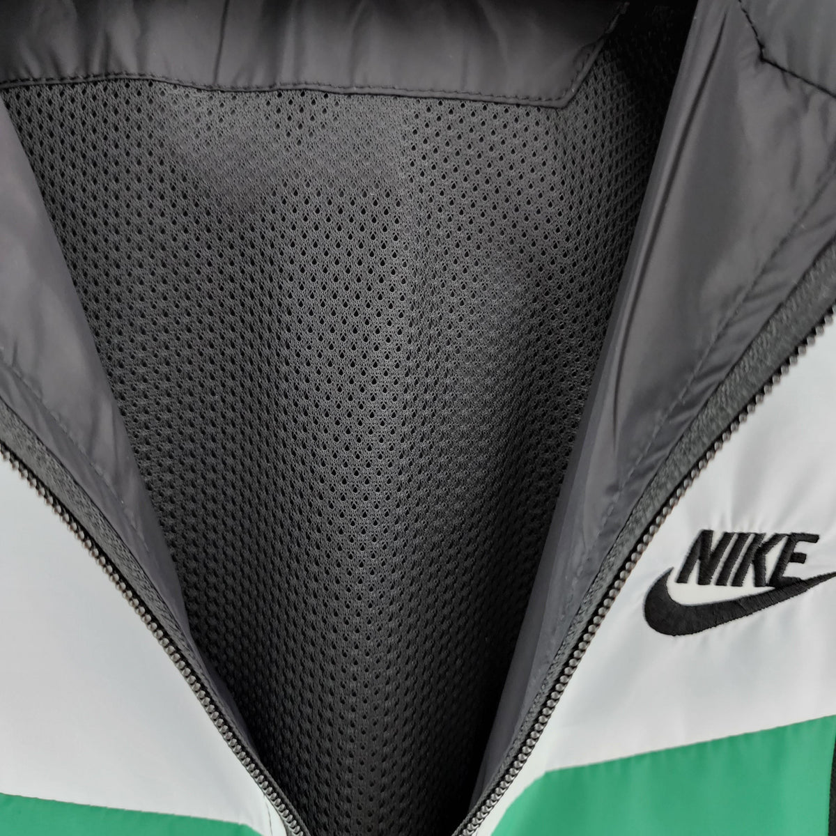 Corta Vento Nike Swoosh - Preto